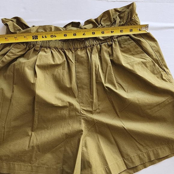 UNIQLO Ruffle High Waisted Short . Size- Large - Picture 4 of 5
